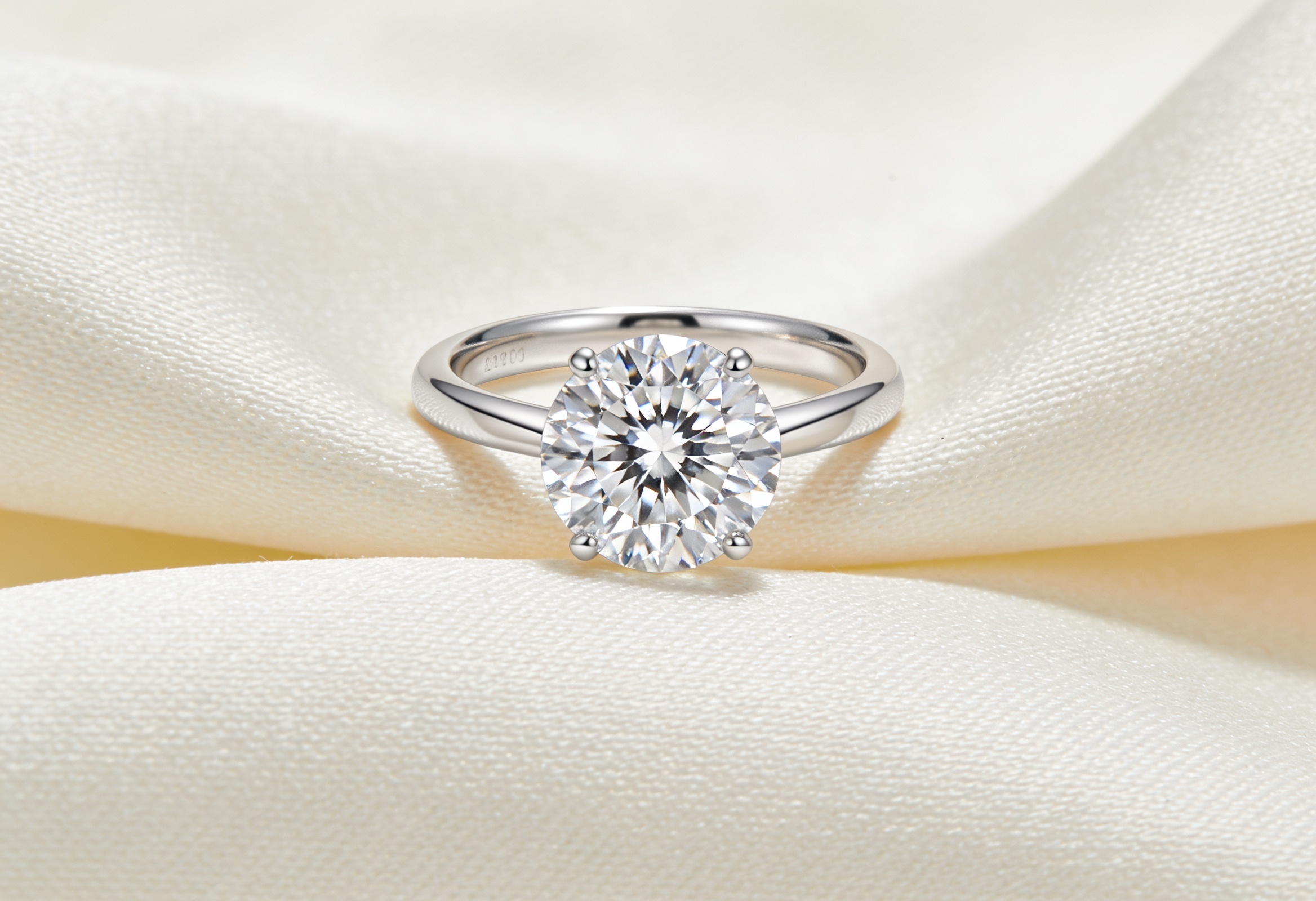 Lab grown diamond solitaire balancing the 4Cs