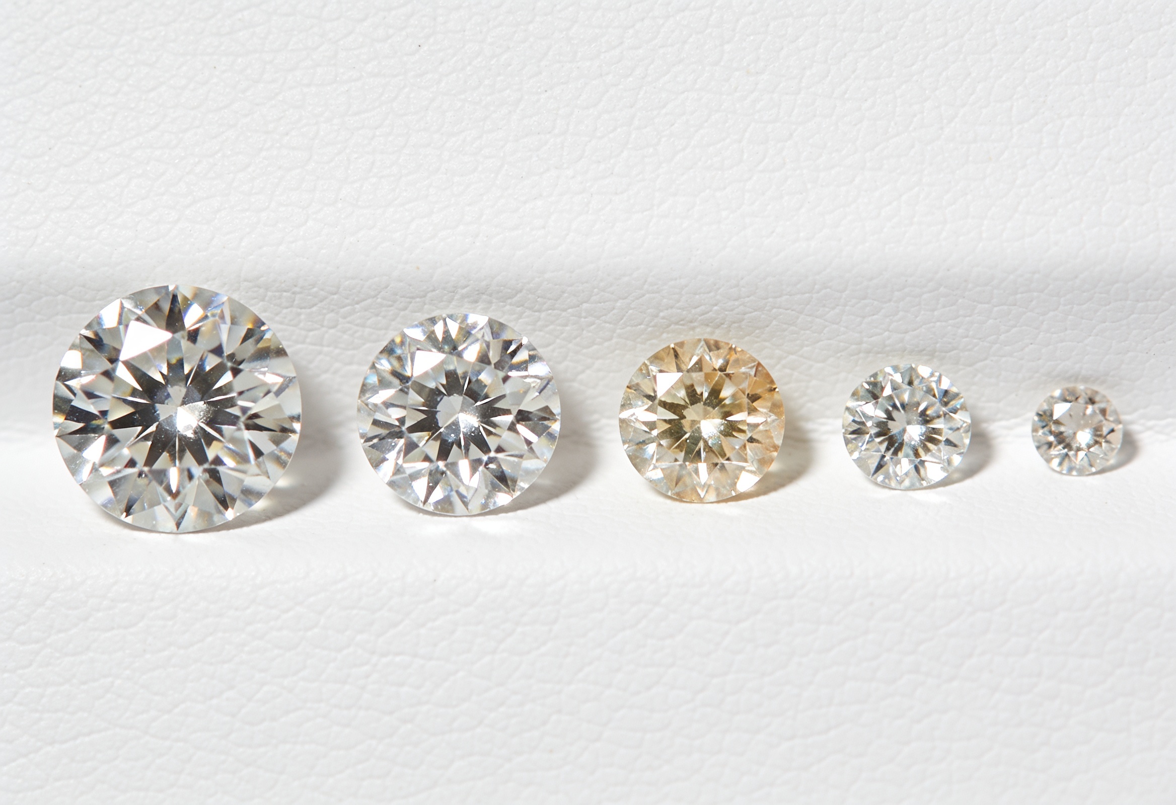 Round brilliant diamonds compared for the 4Cs