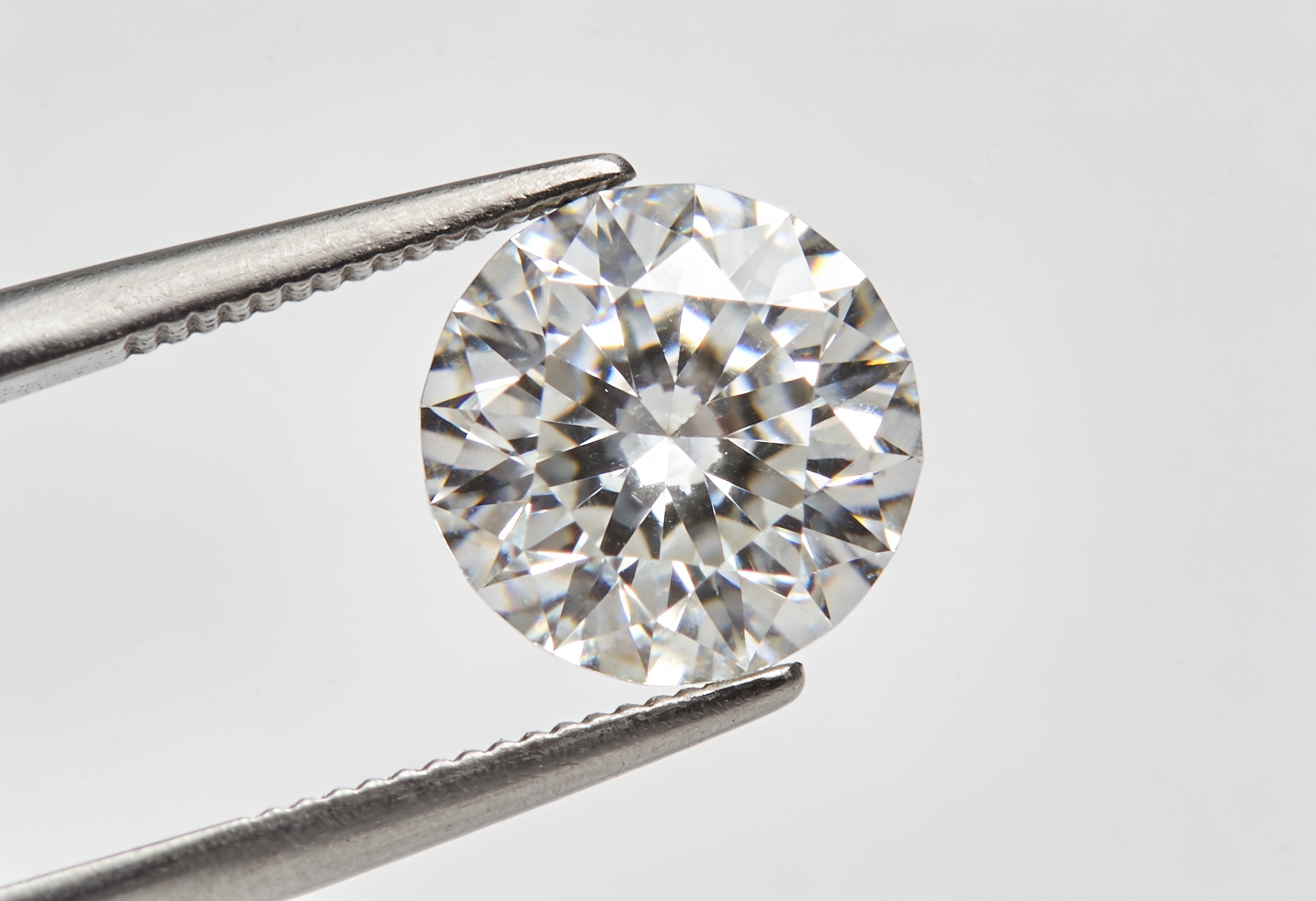 Blood Diamonds & Conflict Diamonds Explained 3 Ethical conflict-free lab grown diamond held in tweezers