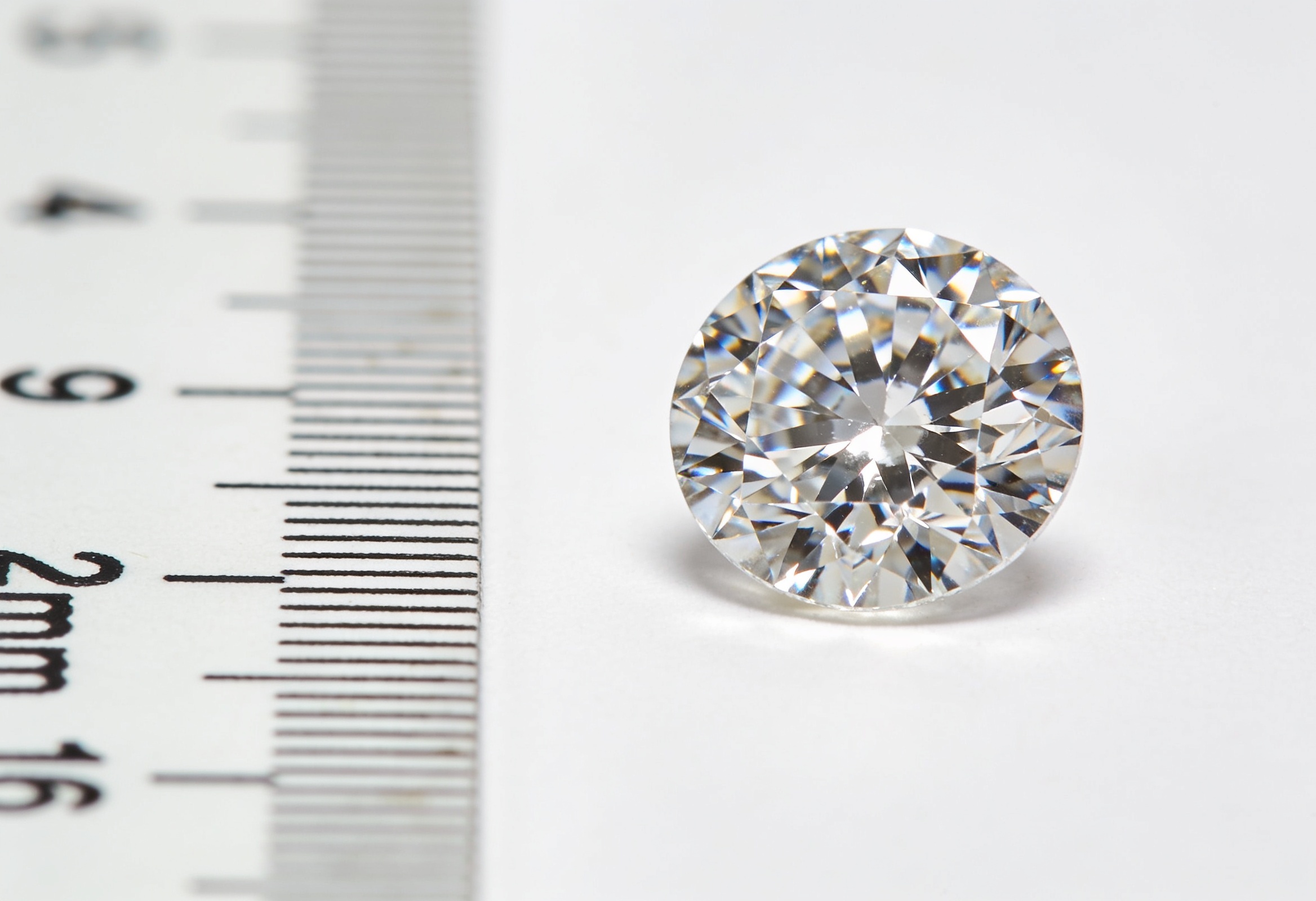 Diamond Carat Size Guide: How Big Each Carat Looks 1 Round brilliant diamond measured against a millimetre ruler