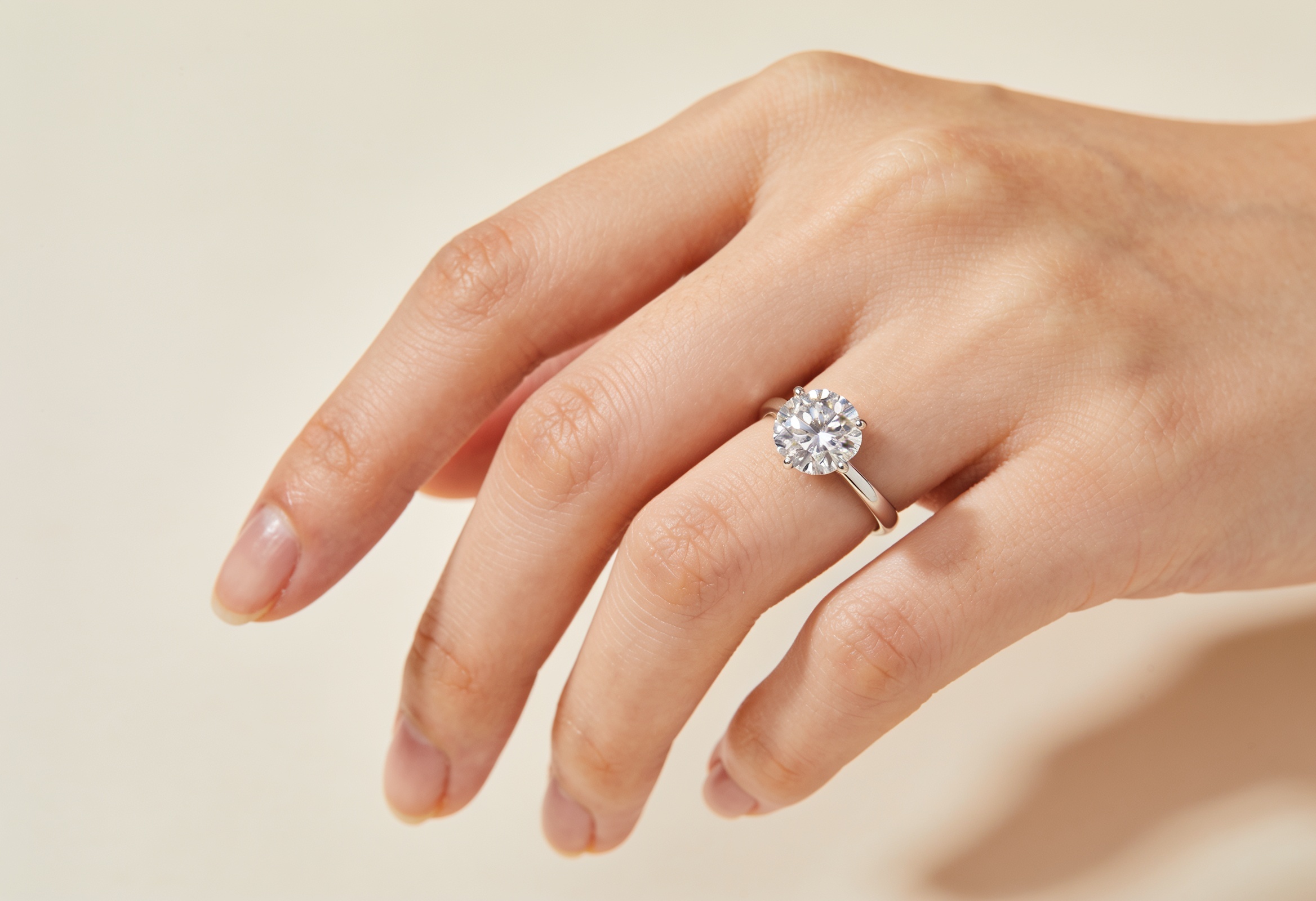 Diamond Carat Size Guide: How Big Each Carat Looks 2 One carat round brilliant diamond solitaire on a hand