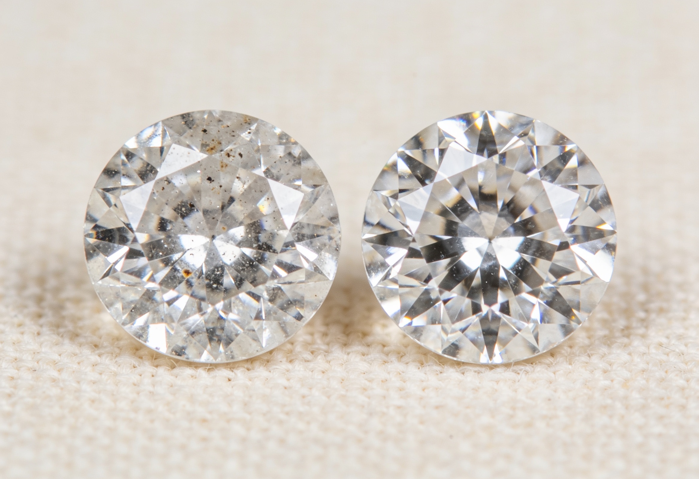 Diamond Clarity Chart: All Grades Explained (FL to I3) 1 Two lab grown diamonds side by side comparing clarity