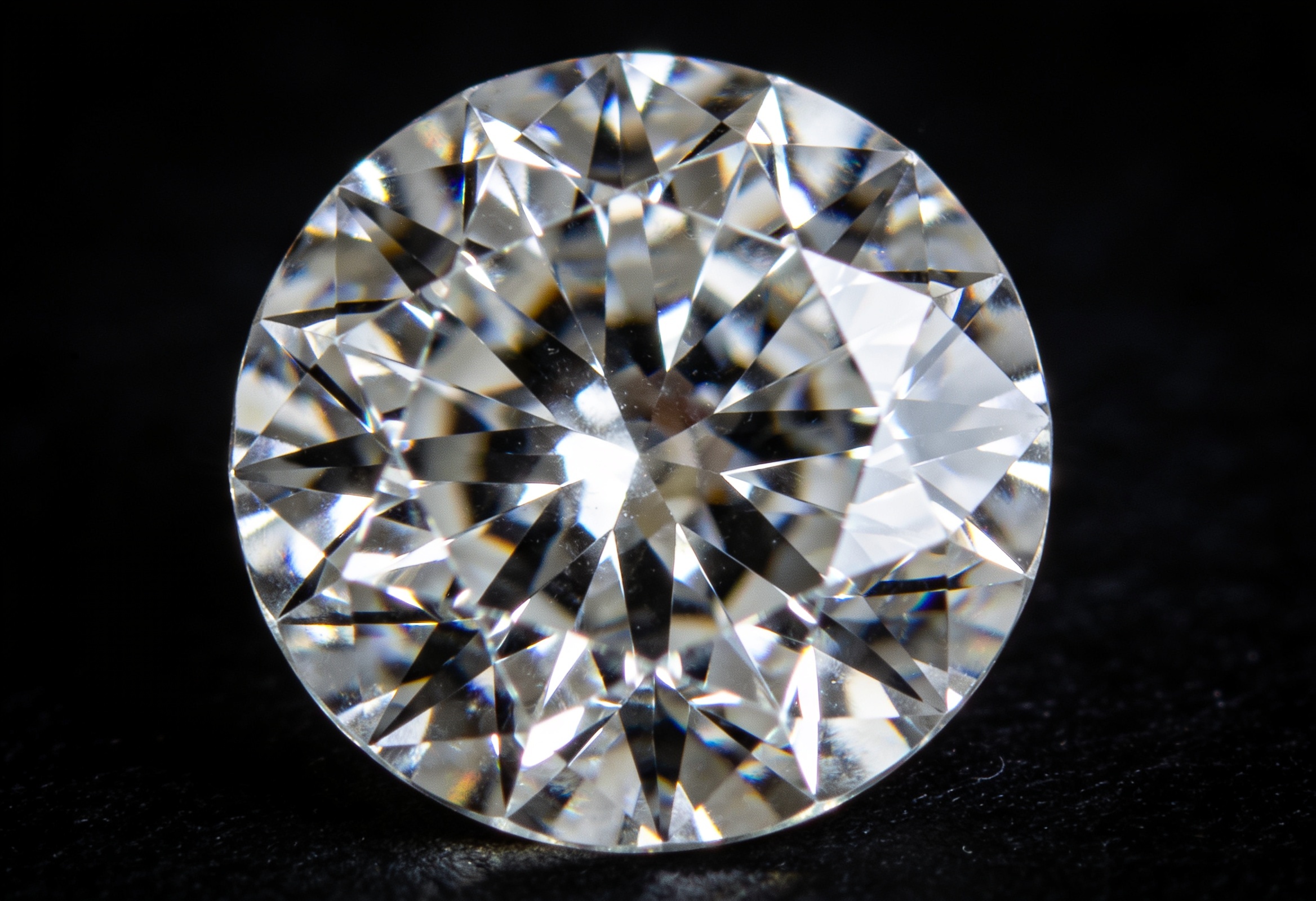Diamond Cut Grades: Why Cut Matters Most 1 Top-down round brilliant diamond showing facet pattern and light return