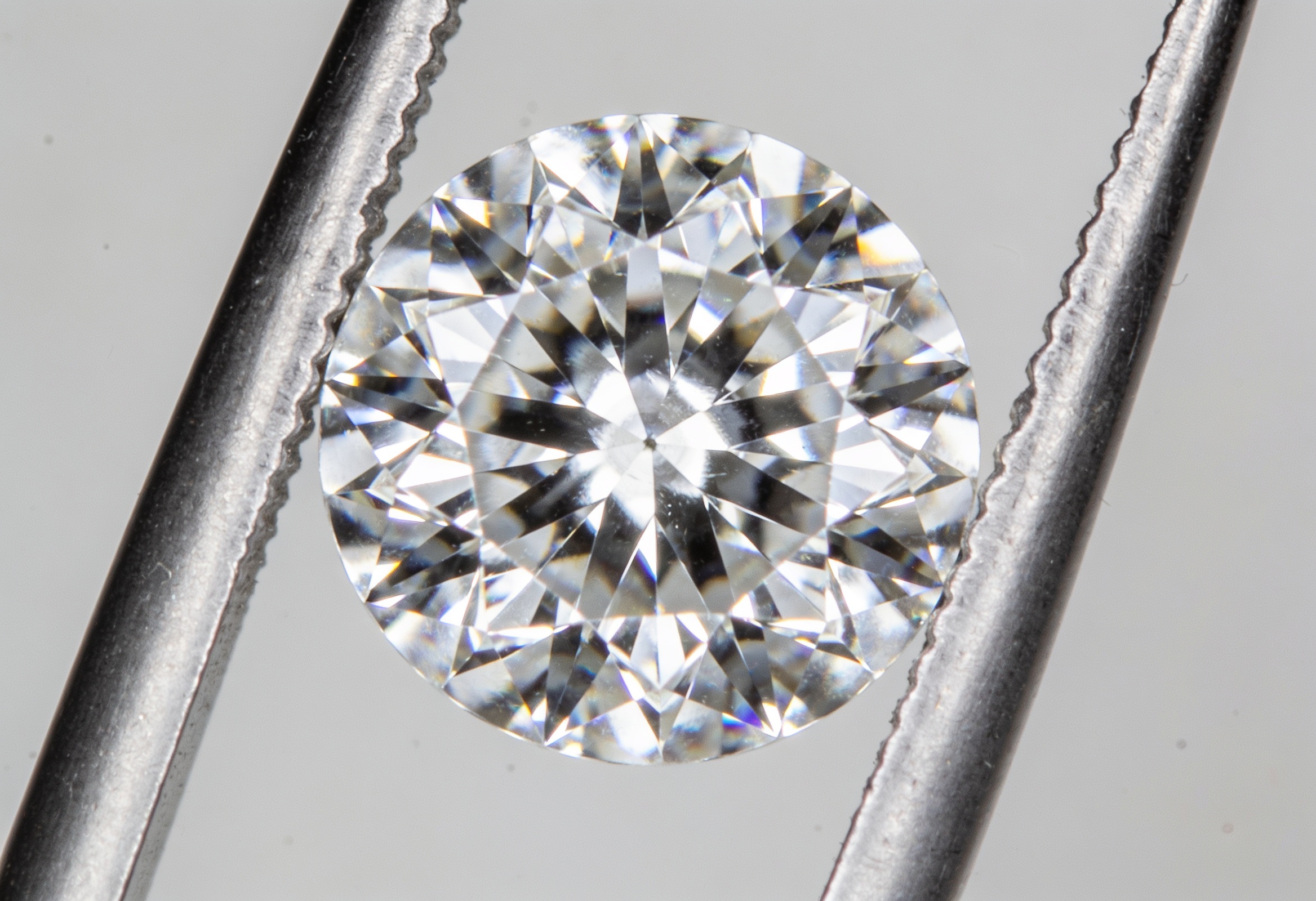 Best Lab Grown Diamonds: A Quality Buyer Guide 1 High quality lab grown diamond held in tweezers under bright light