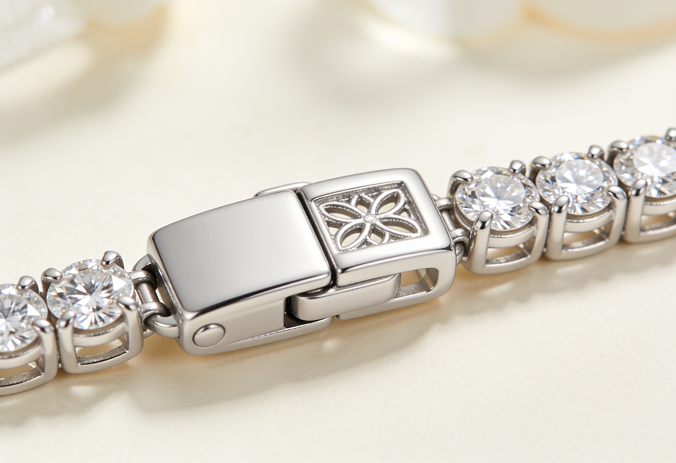 Lab Grown Diamond Tennis Bracelets in Canada 4 Close-up of a lab grown diamond tennis bracelet box clasp